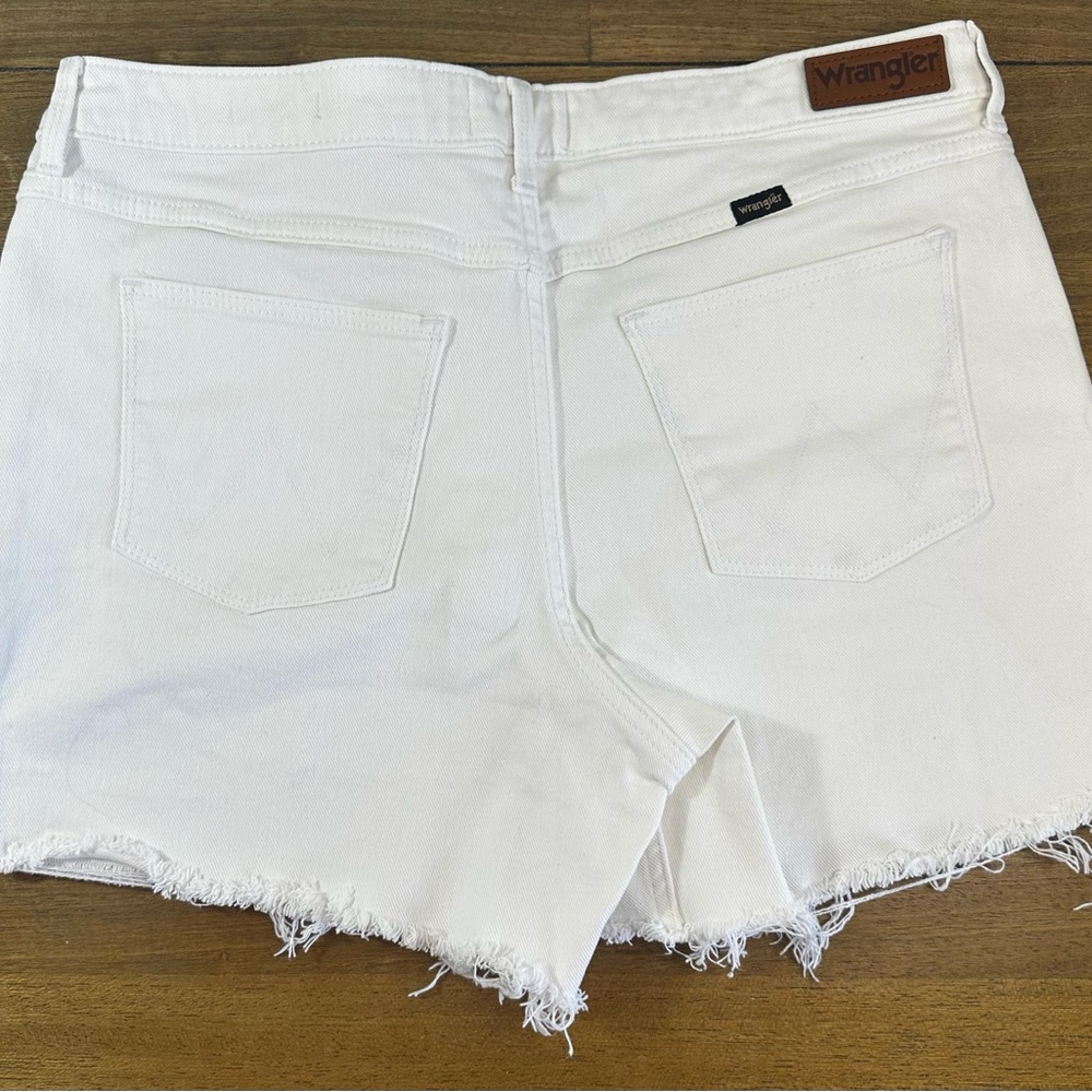 NWOT WRANGLER Classic‎ White Jean Roll Shorts Womens Size 12 - Picture 3 of 6